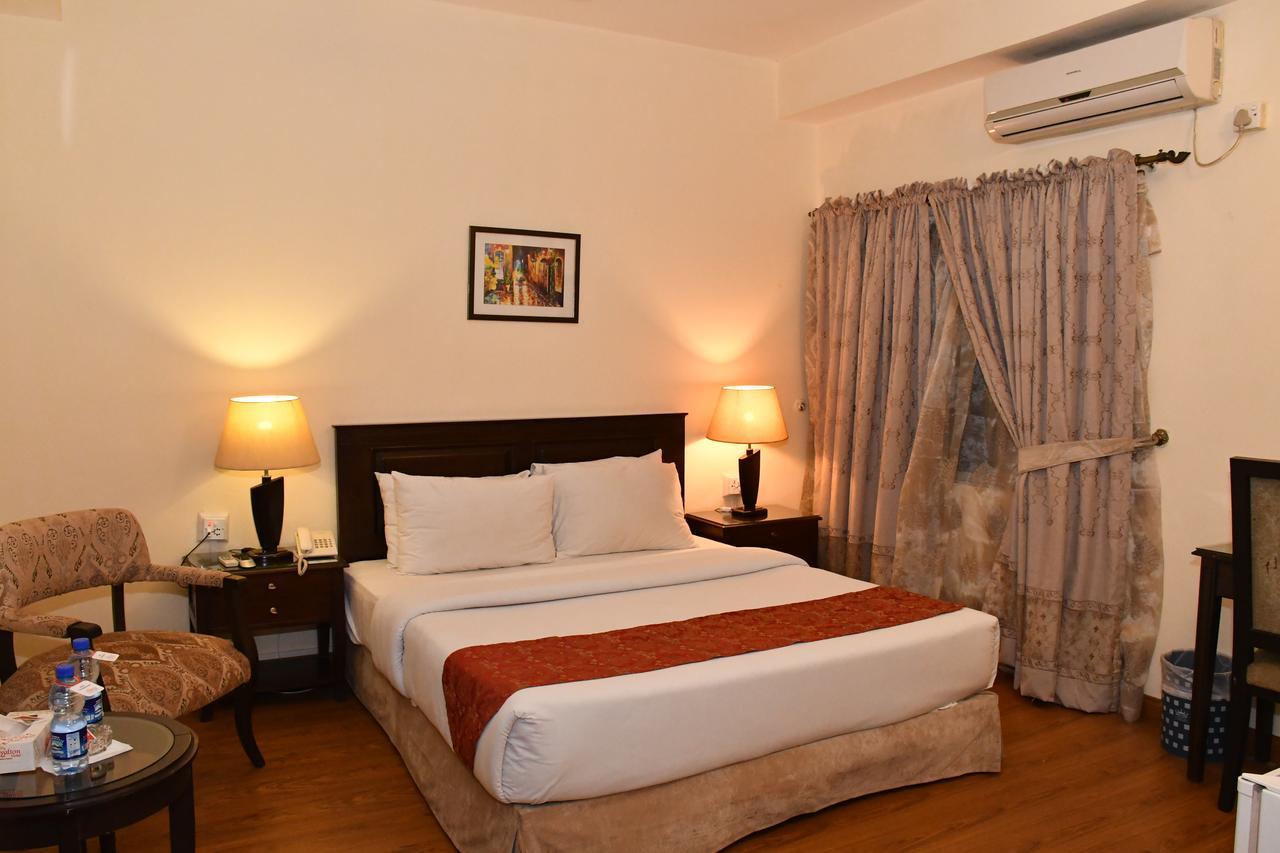 Royalton Hotel Rawalpindi Esterno foto