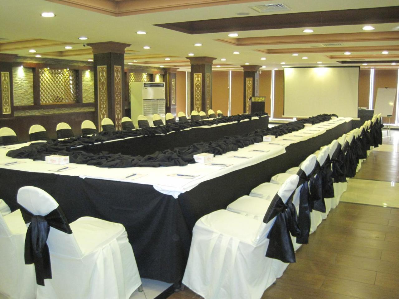 Royalton Hotel Rawalpindi Esterno foto